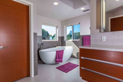 Contemporary Baths Gallery project photo 2