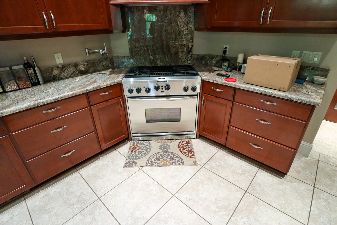 The Entertainer Kitchen before photo 4